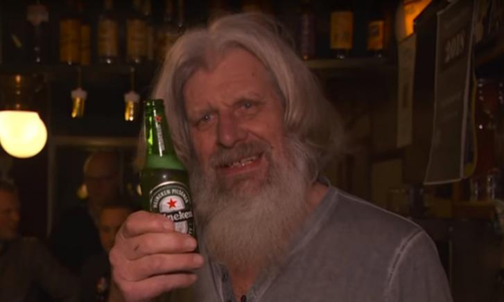 Jolke geniet van Heineken bier